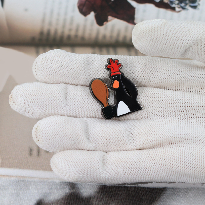 Emailezett kitűző – rajzfilmszerű stílus, geometriai forma, elektroplakolás