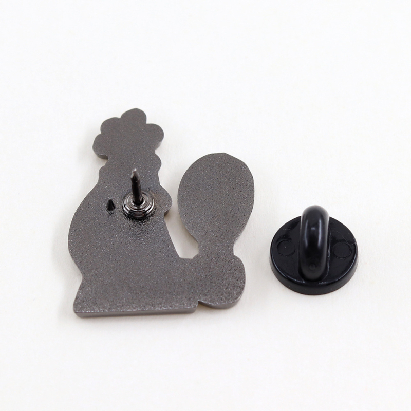 Emailezett kitűző – rajzfilmszerű stílus, geometriai forma, elektroplakolás