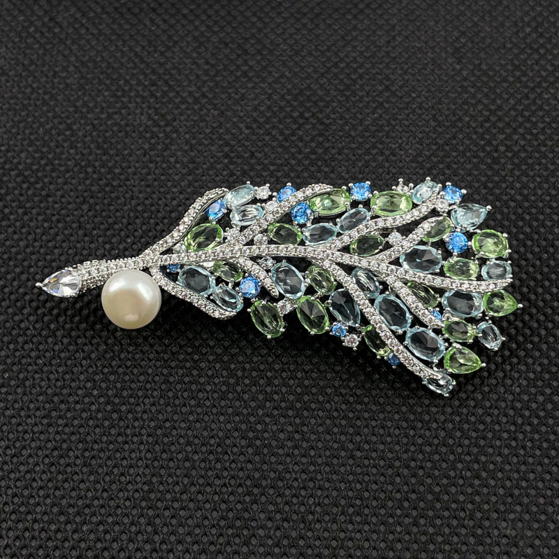 Réz brooch mikró-inhorgolt cirkóniával és természetes gyöngyökkel, levél mintás üreges tollakkal, dekoratív női kosztüm-részhez
