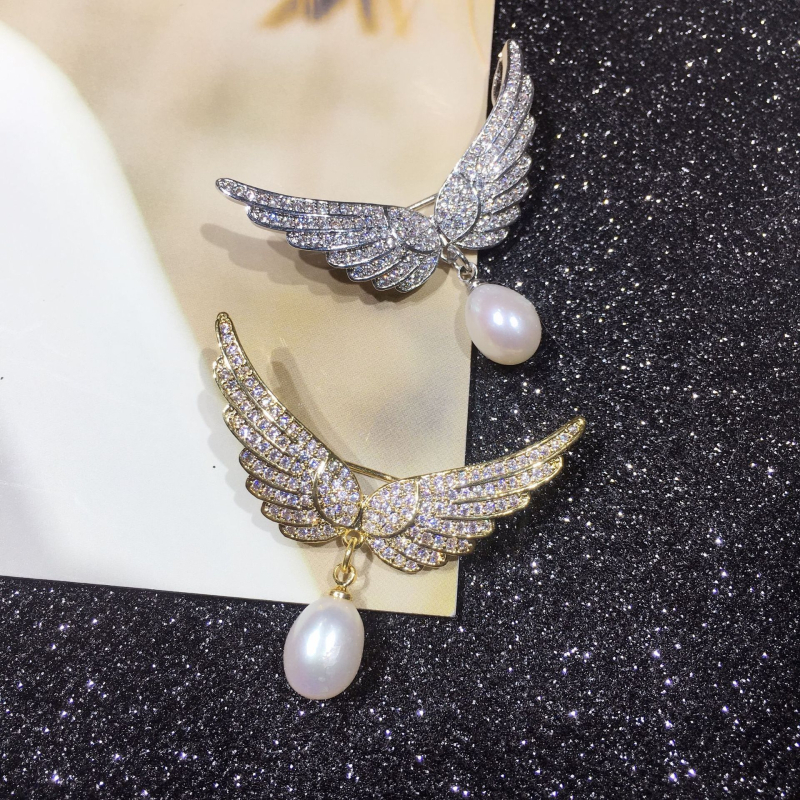 Broš s prirodnim biserom slatkovodnim i krilnim dizajnom, bakrena podloga, mikro pavé cirkon, SHDIYAYUN