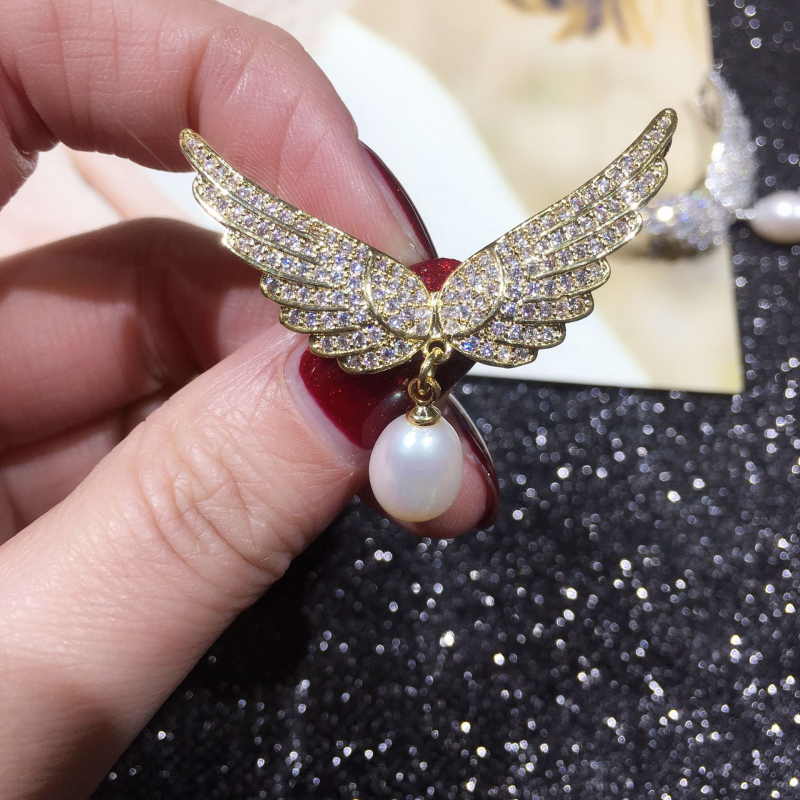 Broš s prirodnim biserom slatkovodnim i krilnim dizajnom, bakrena podloga, mikro pavé cirkon, SHDIYAYUN