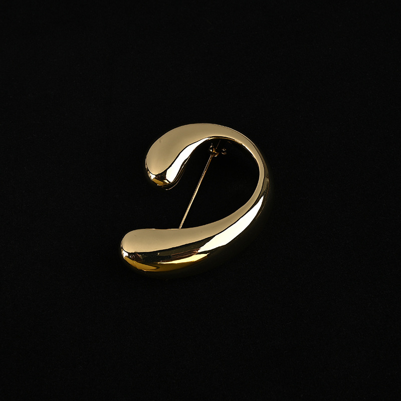 Rézből készült kitűző vízcsepp alakú geometriai dizájnnal, elektroplatált felülettel