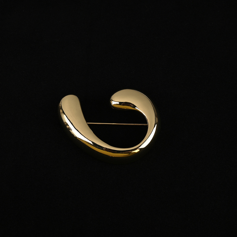 Rézből készült kitűző vízcsepp alakú geometriai dizájnnal, elektroplatált felülettel