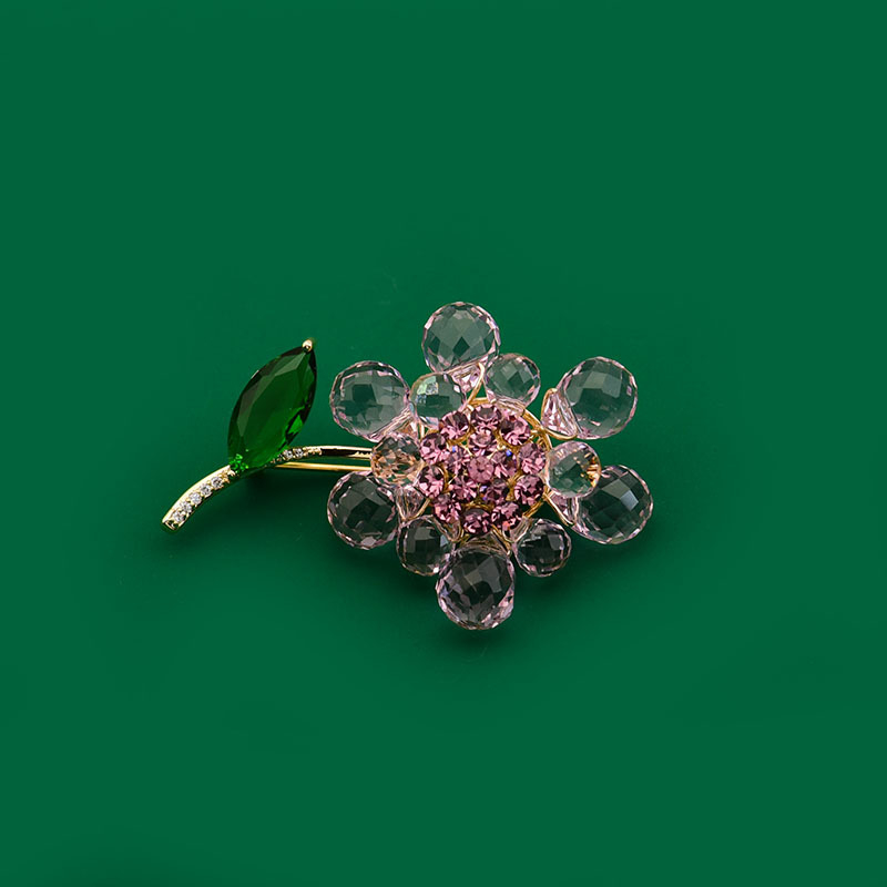Broșă cu floare din cristal, lucrată manual, placare electrochimică, design floral, decorativă și multifuncțională