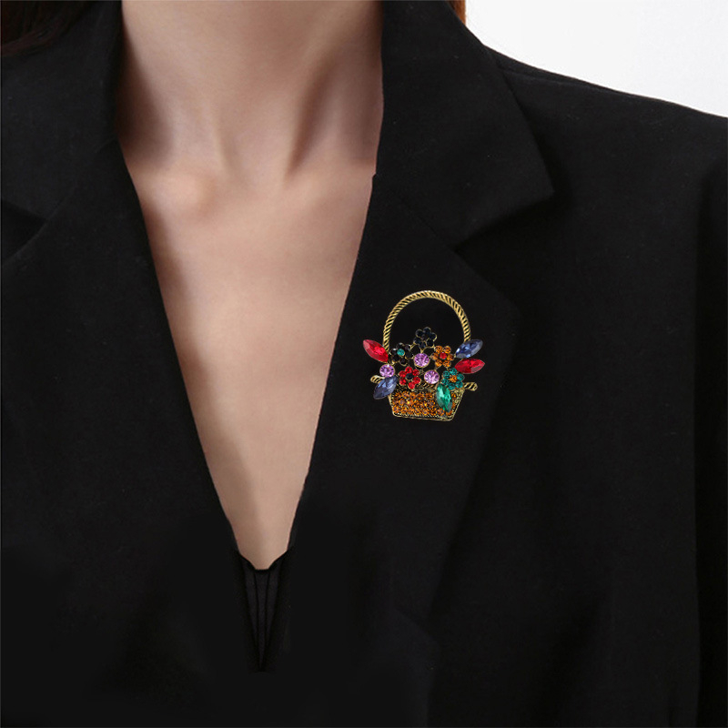 Broșă: coș cu flori, stil retro (Material: aliaj; Tratament: electroplating; Brand: Rulong Jewelry; Funcție: decorare)