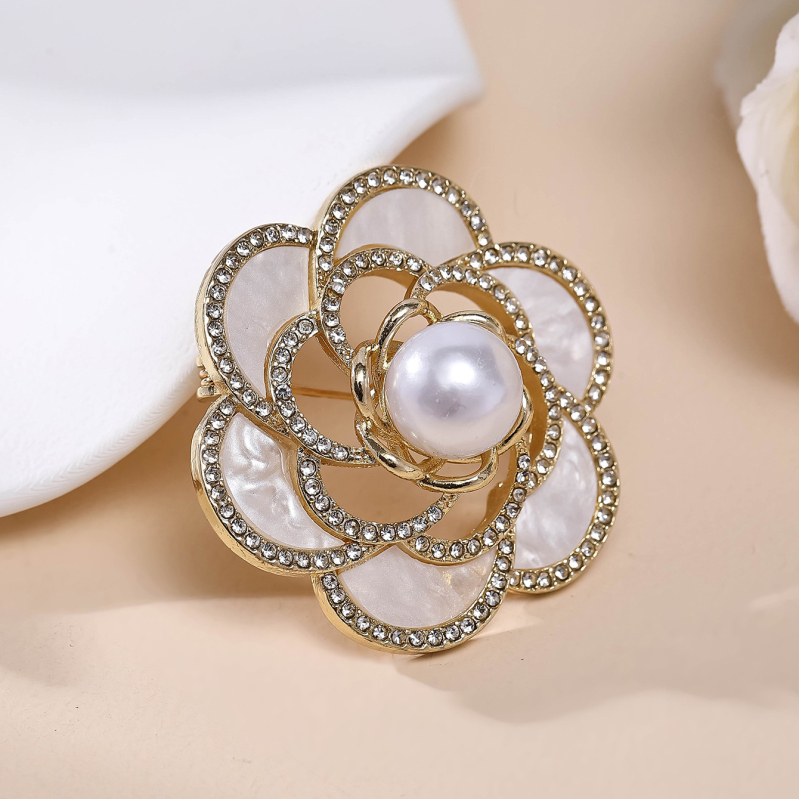 Broșă cu floare de camelia – aliaj de zinc, placare electrolitică, cadou de amintire