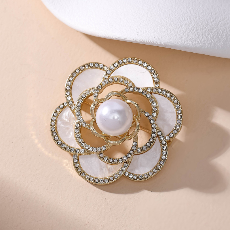 Broșă cu floare de camelia – aliaj de zinc, placare electrolitică, cadou de amintire