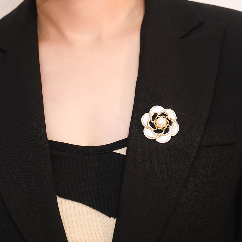 Broșă cu floare de camelia – aliaj de zinc, placare electrolitică, cadou de amintire