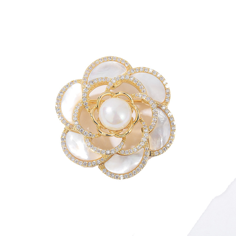 Broșă cu floare de camelia – aliaj de zinc, placare electrolitică, cadou de amintire