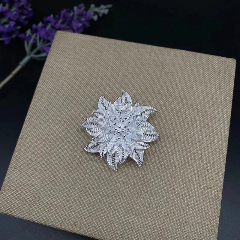 Ženska broš s čistim srebrnim motivom ljilana, pozlaćene niti, 3D izrada
