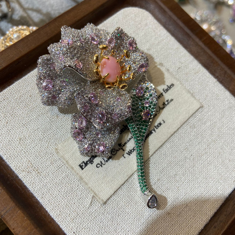 Broșă cu iris, din cupru cu zirconiu încrustat, accesoriu vintage pentru femei, prelucrare cu diamant, iarna 2025