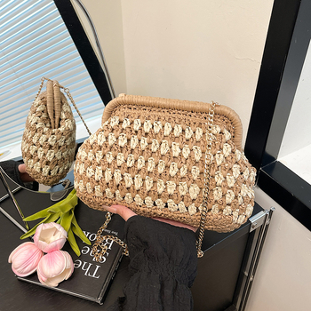 Slamnata pletena crossbody torba s oblikom školjke, magnetsko zatvaranje, podstava od poliestera, jednostruki remen