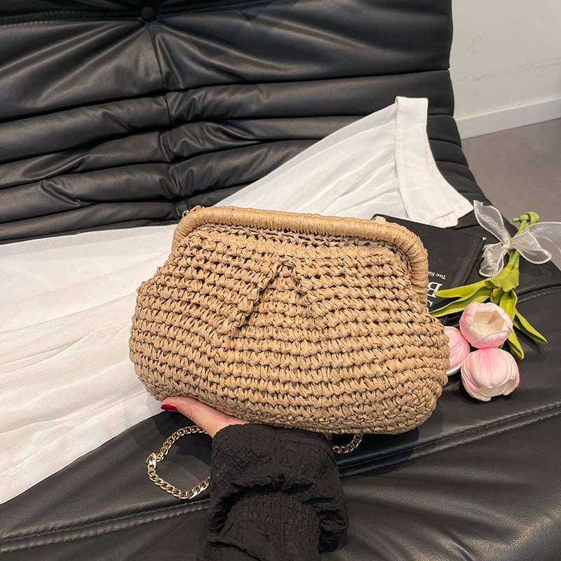 Slamnata pletena crossbody torba s oblikom školjke, magnetsko zatvaranje, podstava od poliestera, jednostruki remen