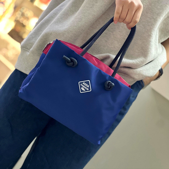Tote torba s urbanim minimalističkim dizajnom, Oxford tkanina, Tote stil, ljeto 2024, za svakodnevnu upotrebu