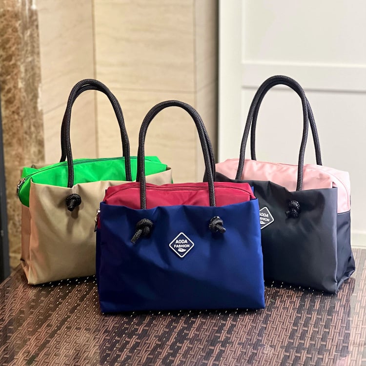 Tote torba s urbanim minimalističkim dizajnom, Oxford tkanina, Tote stil, ljeto 2024, za svakodnevnu upotrebu