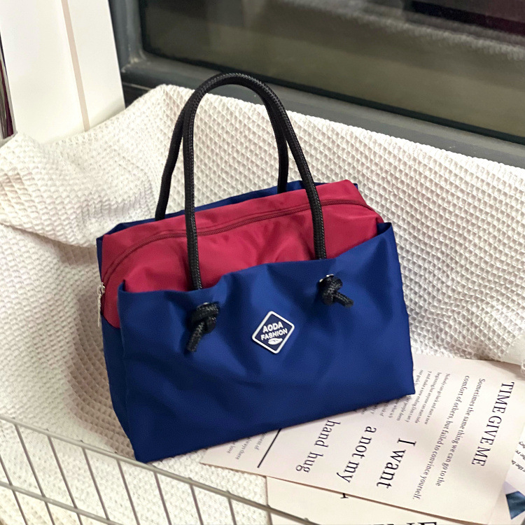Tote torba s urbanim minimalističkim dizajnom, Oxford tkanina, Tote stil, ljeto 2024, za svakodnevnu upotrebu