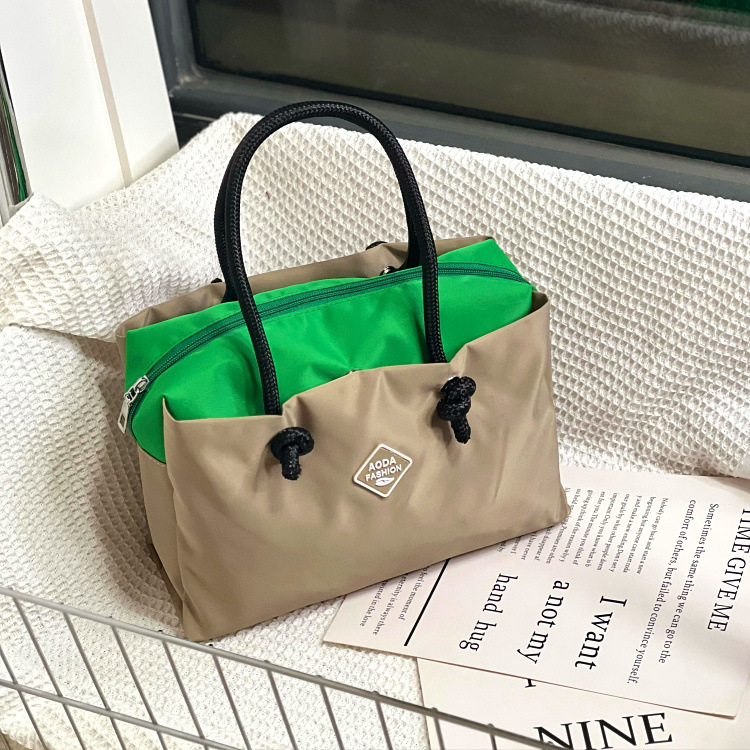 Tote torba s urbanim minimalističkim dizajnom, Oxford tkanina, Tote stil, ljeto 2024, za svakodnevnu upotrebu