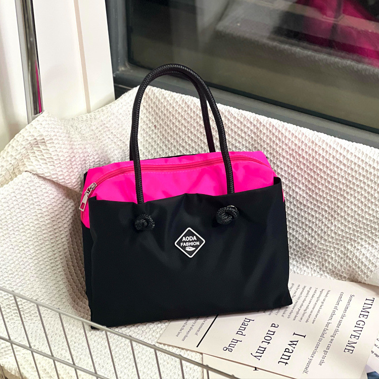 Tote torba s urbanim minimalističkim dizajnom, Oxford tkanina, Tote stil, ljeto 2024, za svakodnevnu upotrebu