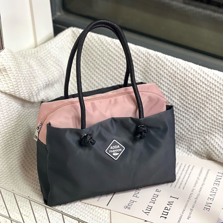 Tote torba s urbanim minimalističkim dizajnom, Oxford tkanina, Tote stil, ljeto 2024, za svakodnevnu upotrebu