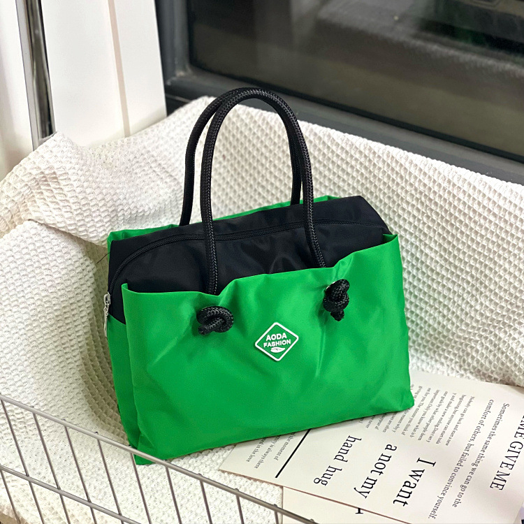 Tote torba s urbanim minimalističkim dizajnom, Oxford tkanina, Tote stil, ljeto 2024, za svakodnevnu upotrebu