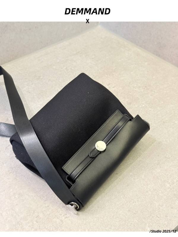 Ženska torba od prave kože crossbody bucket stila, podstava od platna, otvorený vrh, džep za mobitel, jedna naramenica