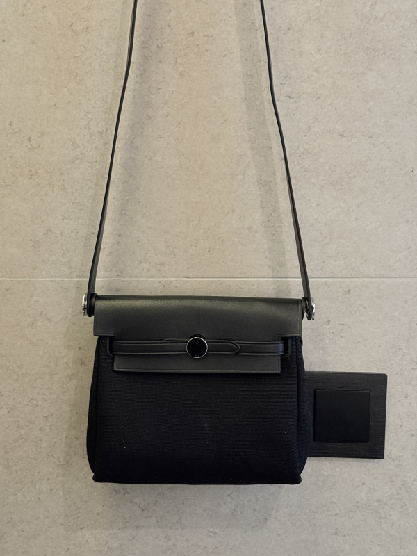 Ženska torba od prave kože crossbody bucket stila, podstava od platna, otvorený vrh, džep za mobitel, jedna naramenica
