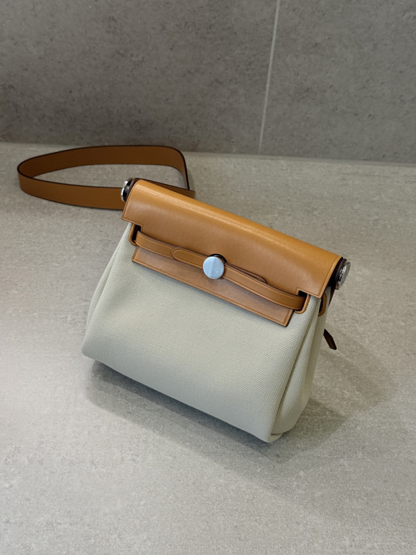 Ženska torba od prave kože crossbody bucket stila, podstava od platna, otvorený vrh, džep za mobitel, jedna naramenica