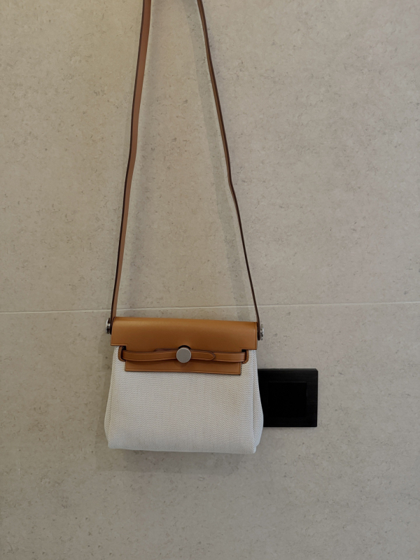Ženska torba od prave kože crossbody bucket stila, podstava od platna, otvorený vrh, džep za mobitel, jedna naramenica