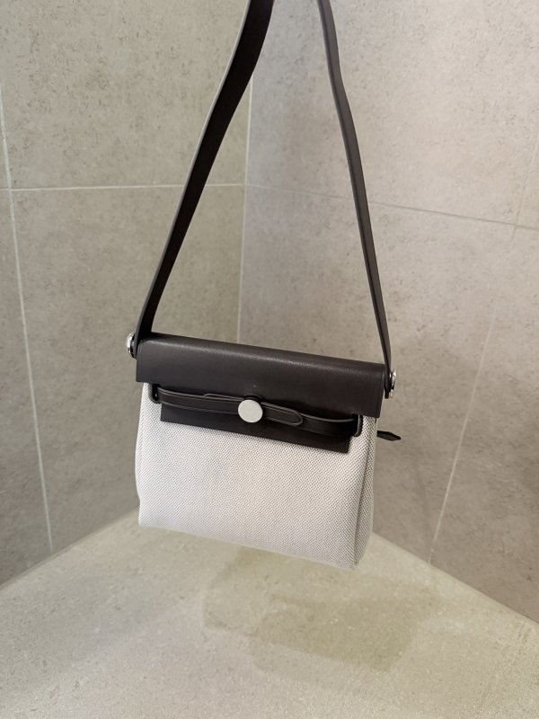 Ženska torba od prave kože crossbody bucket stila, podstava od platna, otvorený vrh, džep za mobitel, jedna naramenica