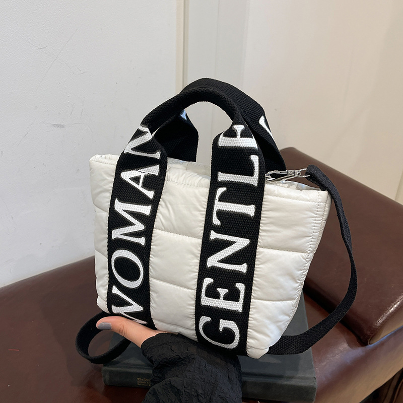 Ženska tote torba u uličnoj modi, od Oxford materijala, vodoravnog kvadratnog oblika, magnetska kopča, unutarnji džep za mobitel.