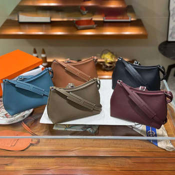 Női crossbody táska valódi bőrből (elsőréteg marhabőr), cipzáras zárás, mikrofiber bélés, belső zsebek a telefon és azonosító kártya számára