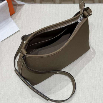 Női crossbody táska valódi bőrből (elsőréteg marhabőr), cipzáras zárás, mikrofiber bélés, belső zsebek a telefon és azonosító kártya számára