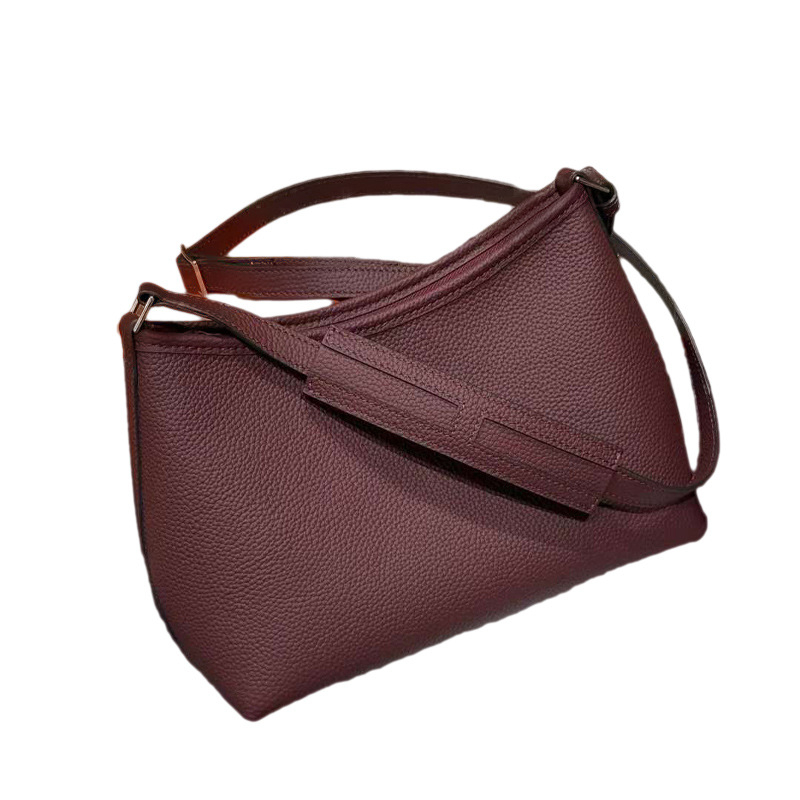 Női crossbody táska valódi bőrből (elsőréteg marhabőr), cipzáras zárás, mikrofiber bélés, belső zsebek a telefon és azonosító kártya számára