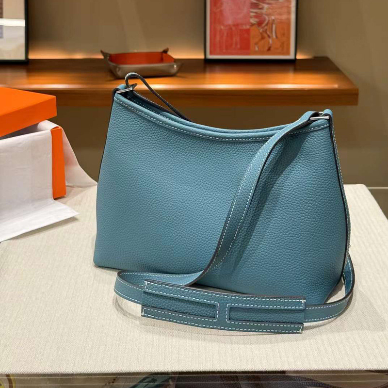 Női crossbody táska valódi bőrből (elsőréteg marhabőr), cipzáras zárás, mikrofiber bélés, belső zsebek a telefon és azonosító kártya számára