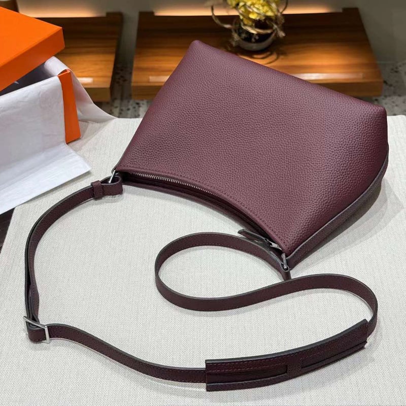 Női crossbody táska valódi bőrből (elsőréteg marhabőr), cipzáras zárás, mikrofiber bélés, belső zsebek a telefon és azonosító kártya számára