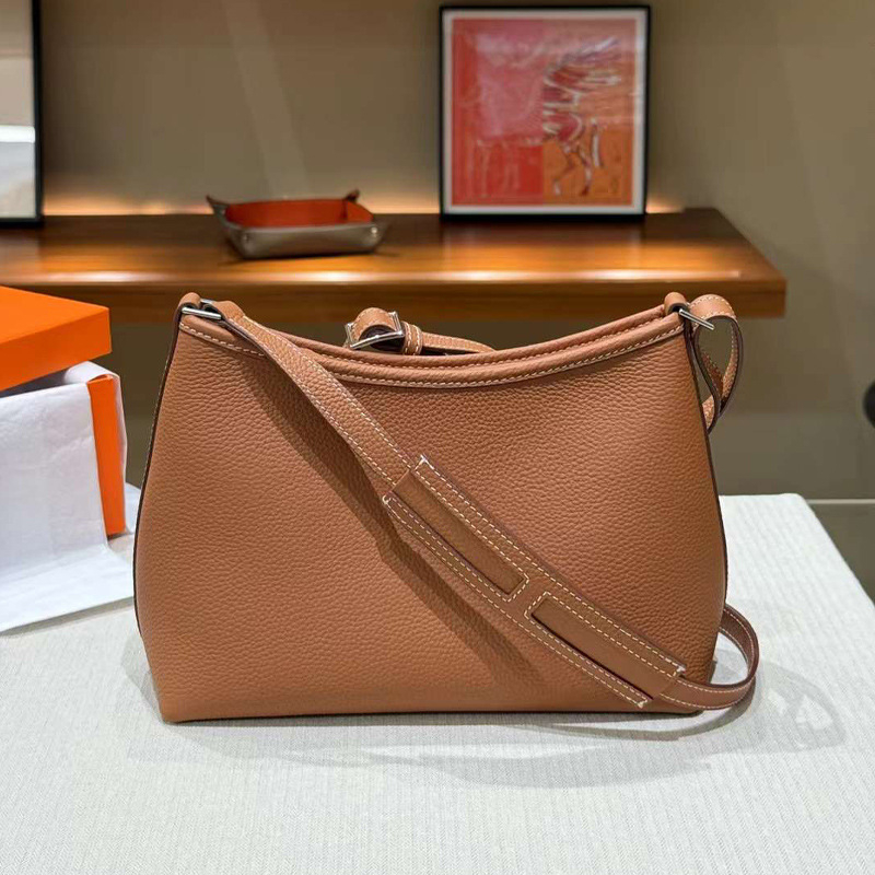 Női crossbody táska valódi bőrből (elsőréteg marhabőr), cipzáras zárás, mikrofiber bélés, belső zsebek a telefon és azonosító kártya számára