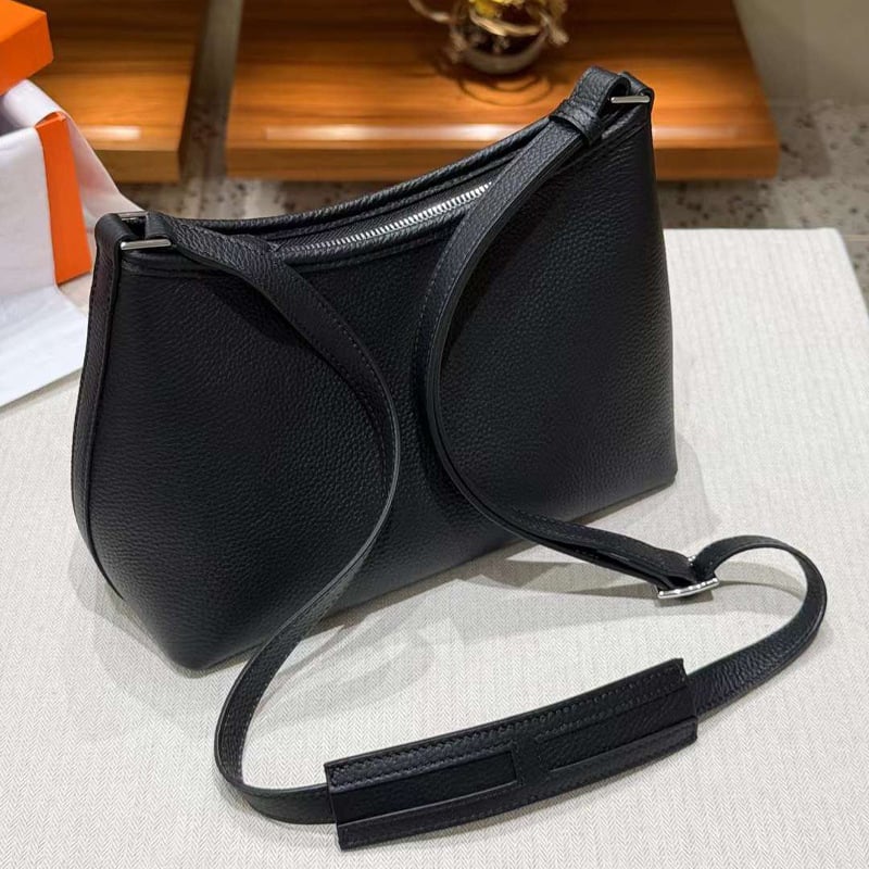 Női crossbody táska valódi bőrből (elsőréteg marhabőr), cipzáras zárás, mikrofiber bélés, belső zsebek a telefon és azonosító kártya számára