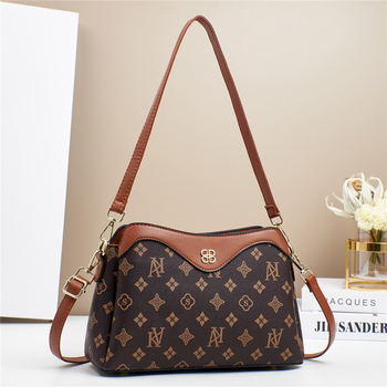 PU-ből készült crossbody táska, függőleges négyzet alak, háromdimenziós külső, cipzárral nyitható, poliészter bélés, belső telefonzseb — városi minimalistizmus