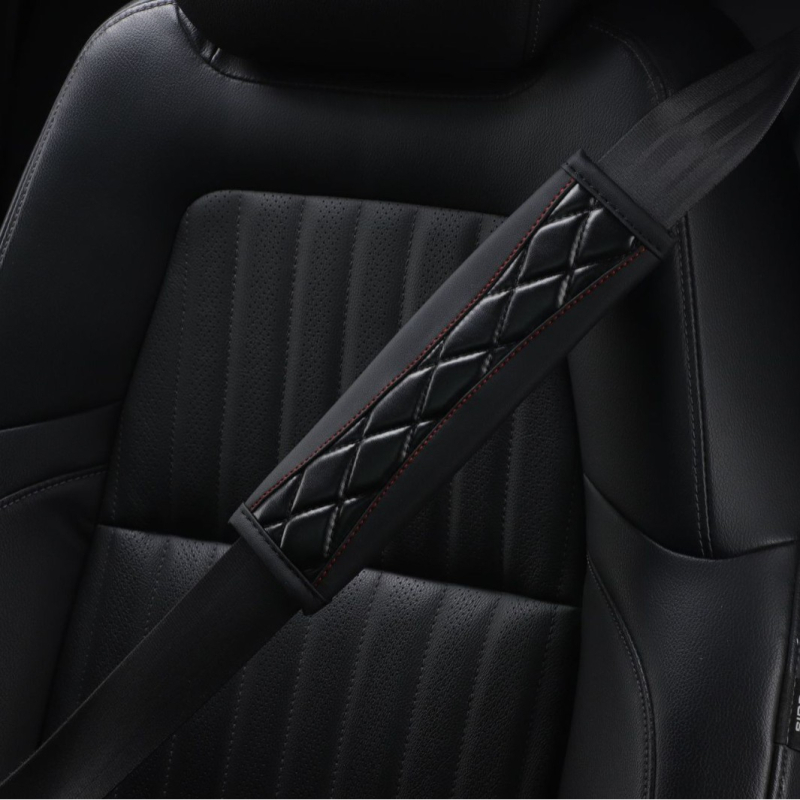 Ramenná podložka na bezpečnostný pás z PU kože, priedušná, 3D prešité výšivky, 40 g