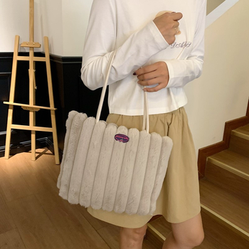 Geantă tote din pluș cu curea, stil urban minimalist, formă orizontală pătrată, închidere magnetică, buzunar interior cu fermoar laminat