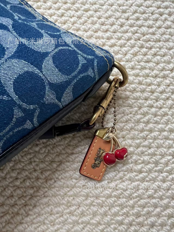 Denim torba za podlakticu, Hobo stil s patentnim zatvaranjem, podstava od najlona, horizontalnog kvadratnog oblika, džep za telefon i laminirani džep s patentnim zatvaračem, dvostruke naramenice (Proljeće 2025)