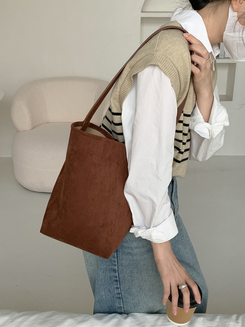 Geantă de umăr tip găleată: suede, formă cilindrică, stil urban simplu, deschidere superioară, curea cu o singură curea