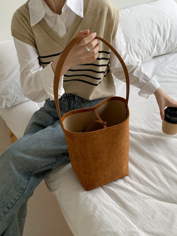 Geantă de umăr tip găleată: suede, formă cilindrică, stil urban simplu, deschidere superioară, curea cu o singură curea