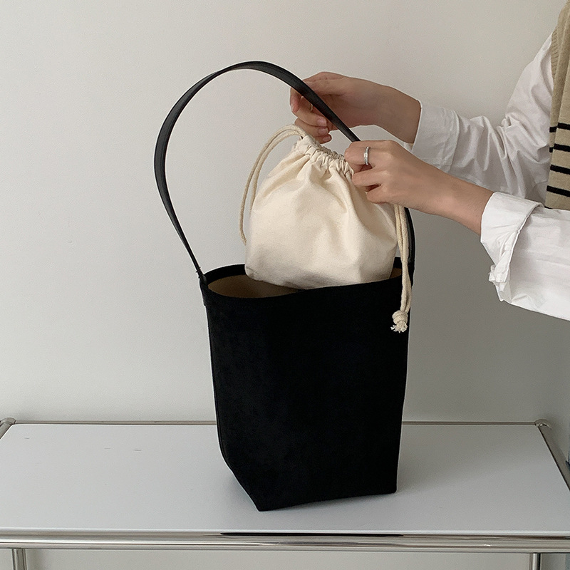 Geantă de umăr tip găleată: suede, formă cilindrică, stil urban simplu, deschidere superioară, curea cu o singură curea