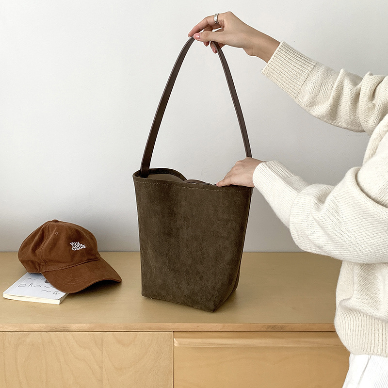 Geantă de umăr tip găleată: suede, formă cilindrică, stil urban simplu, deschidere superioară, curea cu o singură curea