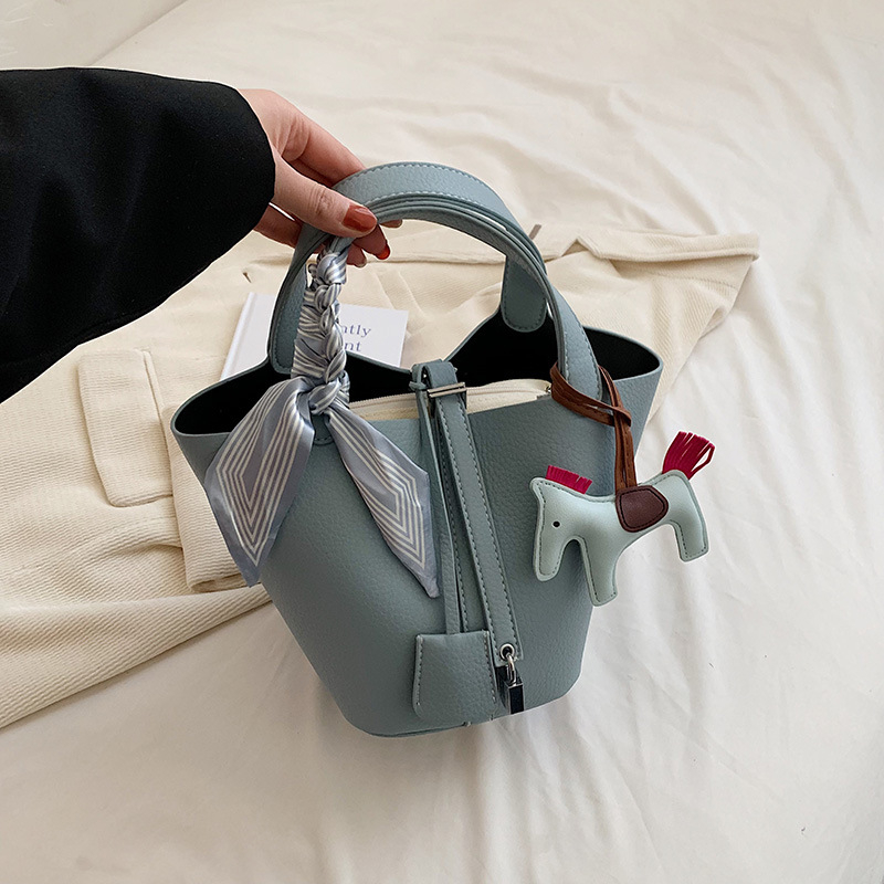 PU torba bucket oblik s zatvaračem, podstava od poliestera, jedna naramenica, gradski stil