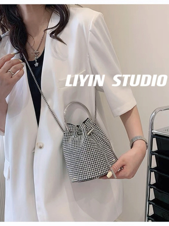Rhinestone bucket torba – cilindrični oblik, otvaranje šniranjem, najlonska podstava, gradski stil