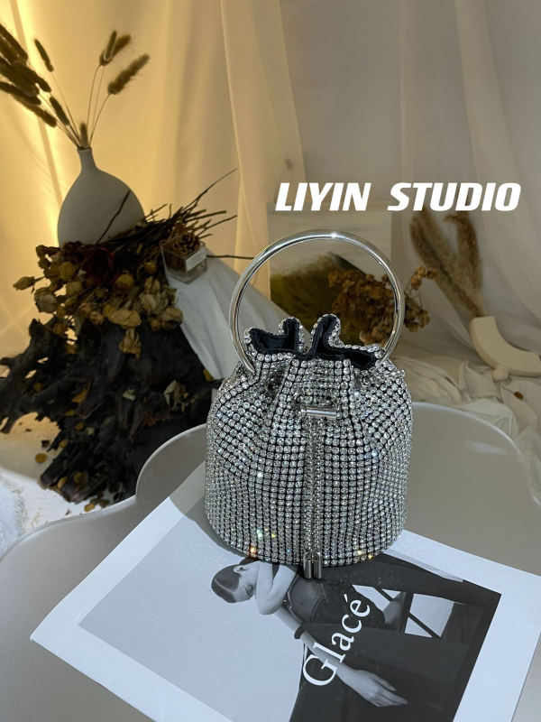 Rhinestone bucket torba – cilindrični oblik, otvaranje šniranjem, najlonska podstava, gradski stil