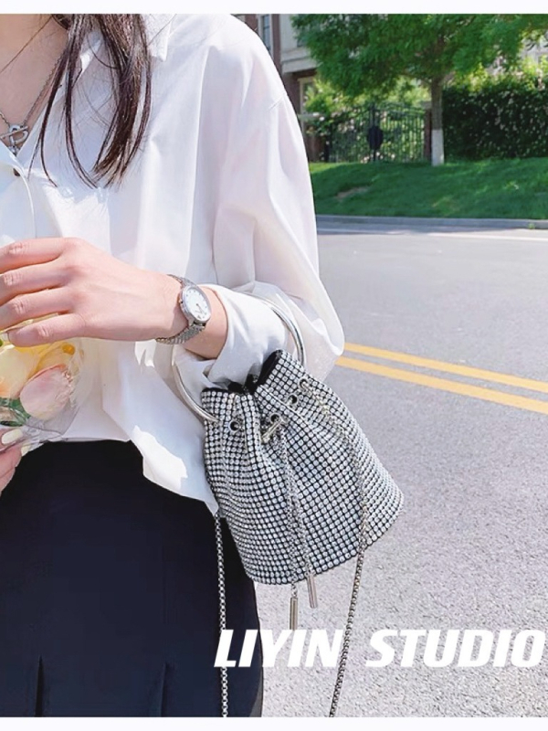 Rhinestone bucket torba – cilindrični oblik, otvaranje šniranjem, najlonska podstava, gradski stil