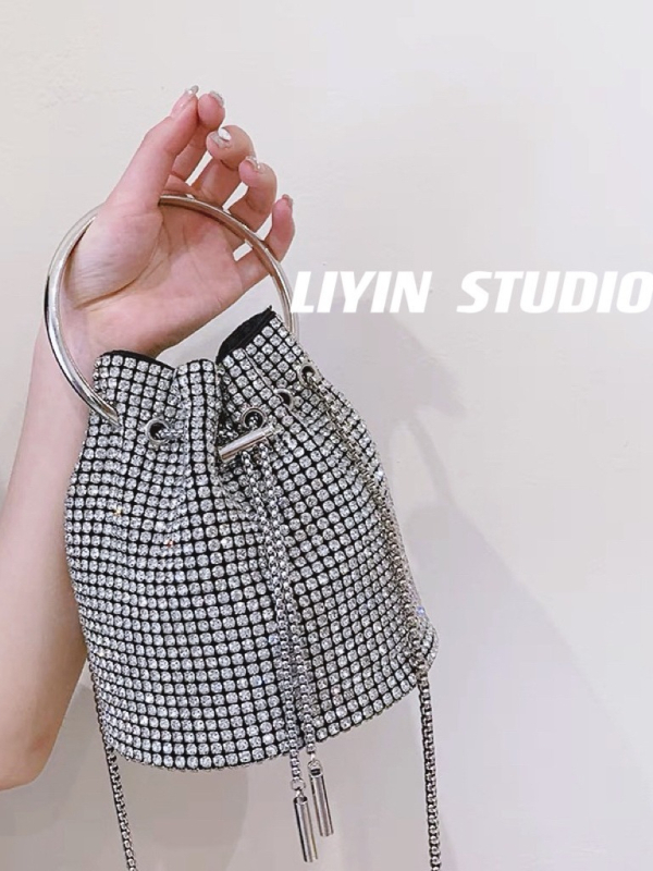 Rhinestone bucket torba – cilindrični oblik, otvaranje šniranjem, najlonska podstava, gradski stil
